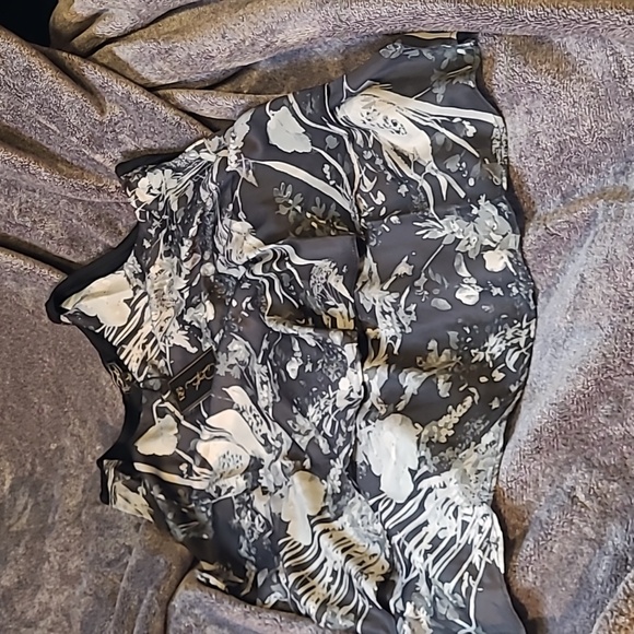 WAS $30. DG2 by DIANE GILMAN Hi Lo Sleeveless Blouse so soft - Picture 2 of 16